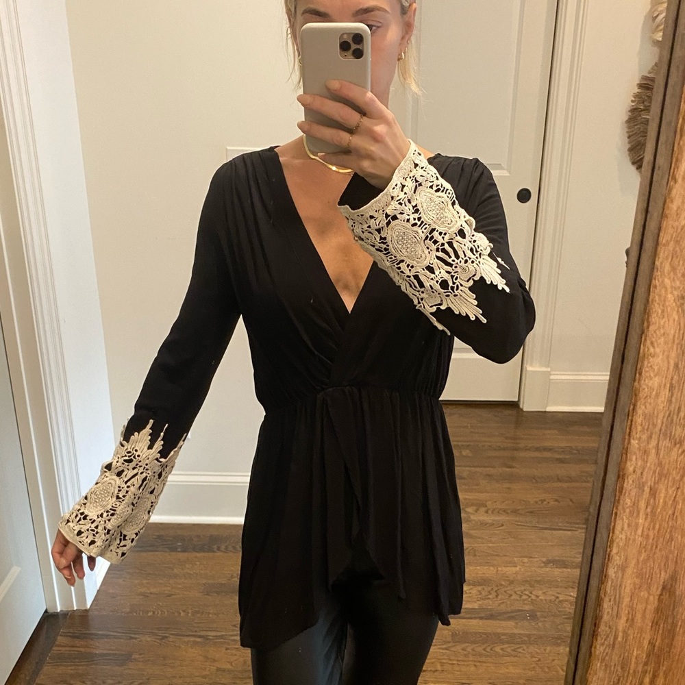 Planet Blue LIV brand tunic with lace bell sleeves